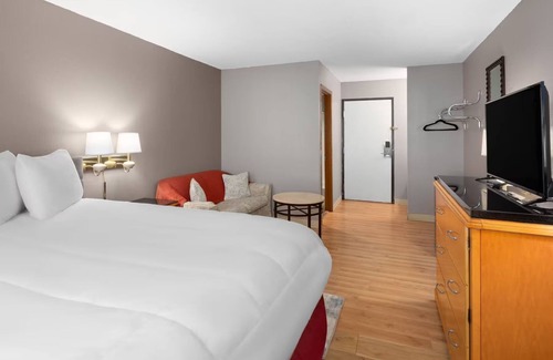 Redwood Falls Hotel | 2-room 4-bed hotel in charming Redwood Falls with WiFi, AC