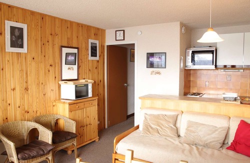 Auris Apartment | 2-room apartment, sleeps 6, 250m from slopes in Auris en Oisans