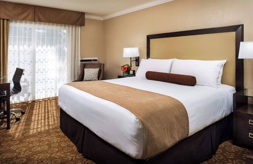 Barron Park Hotel | 2 Spacious Unit with Heated Pool, Free Breakfast & Parking Near Stanford