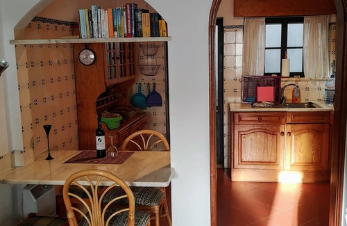 Ferragudo House | 2-storey house with small garden and balcony