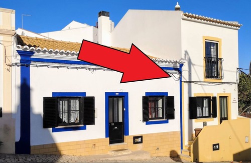 Ferragudo House | 2-storey house with small garden and balcony