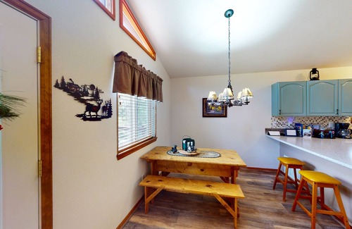 Rainbow Valley House | 2-story mtn-view home with grill, washer/dryer, streaming, patio, deck, kitchen