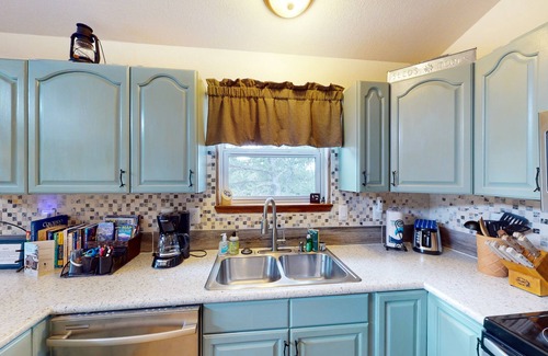 Rainbow Valley House | 2-story mtn-view home with grill, washer/dryer, streaming, patio, deck, kitchen