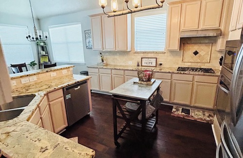 Southeast Arlington House | 2 Story🏡 POOL 🏊🏼♀️ HOT TUB Spacious 🐶Friendly Centrally Located KING & Queen Beds