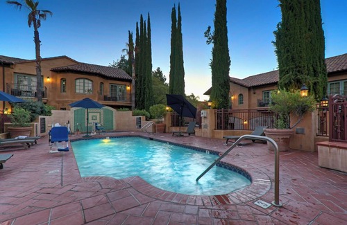 Los Gatos Hotel | 2 Stylish Room with Outdoor Pool, Balcony & Free Parking in Santa Cruz