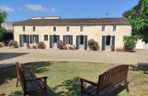 Puisseguin Cottage | 2 The Courtyard 4 Star Vineyard Gite