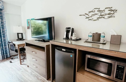 Key Largo Hotel | 2 Units with Heated Pool & Private Beach Access | Pet-Friendly