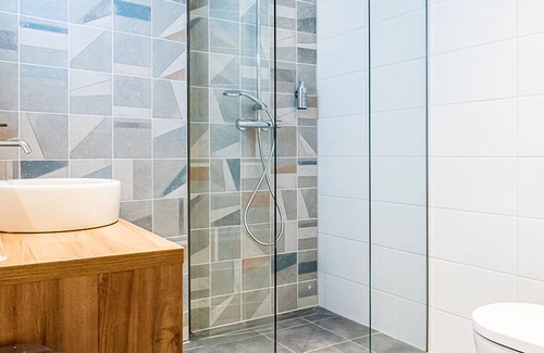 Scheveningen Badplaats Hotel | 2 Vibrant units near City Centre, Seaside access & local attractions!