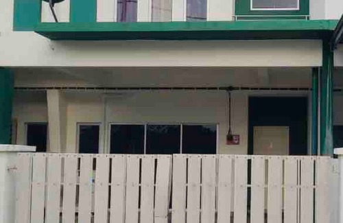 Sepang House | 20 minutes from KLIA! Family-sized house with 4 bedrooms and 3 bathrooms.