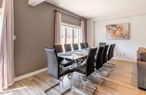 Stoney Creek Villa | 20 Ppl 5BR Townhome on the Lake. HotTub, Gym, BBQ