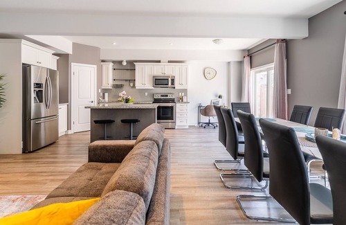 Stoney Creek Villa | 20 Ppl 5BR Townhome on the Lake. HotTub, Gym, BBQ