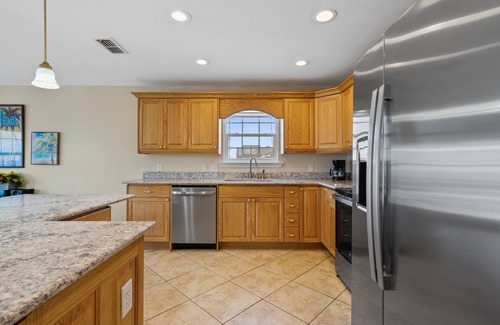 Toilla Segunda House | 200 Steps to Pensacola Beach, Dog-Friendly | Beach Getaways MAL806