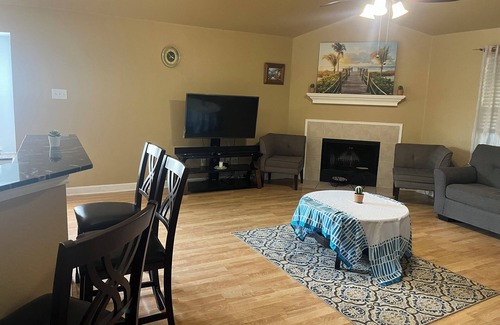 Hurst House | 2000 SqFt house in awesome Neighborhood with AC, fitness room, WiFi