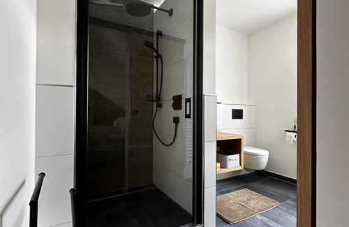 Ernst Apartment | 2024 Renovierte, Moderne Ferienwohnung für 2 Personen mit Balkon