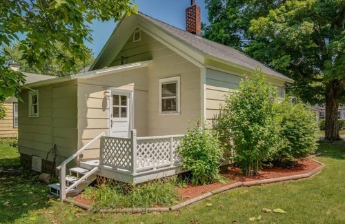 Three Oaks Cottage | 2025/2026 Open! Three Oaks Charmer W/Two Night Summer Minimum