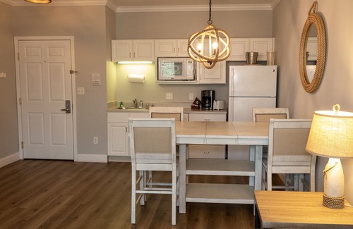 Delavan Lake Condo | 207 - Beautifully Updated One Bedroom Condo Suite