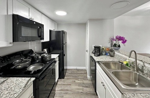 Addison Apartment | 2107 · Cozy Addison Apt, Free Park Wi-Fi, Pool & Gym