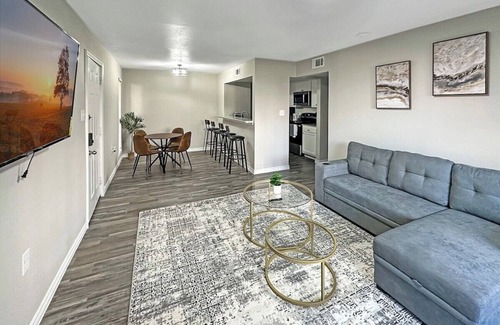 Addison Apartment | 2107 · Cozy Addison Apt, Free Park Wi-Fi, Pool & Gym