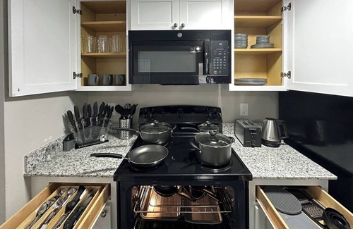 Addison Apartment | 2107 · Cozy Addison Apt, Free Park Wi-Fi, Pool & Gym