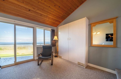 Regional District of Nanaimo Condo | #212 Upper Beach View Suite at Shorewater Resort, Qualicum Beach