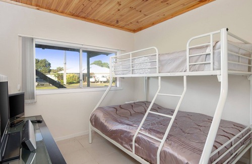 Sunset Strip House | 22 Panorama Avenue, Sunset Strip - great house on a large block