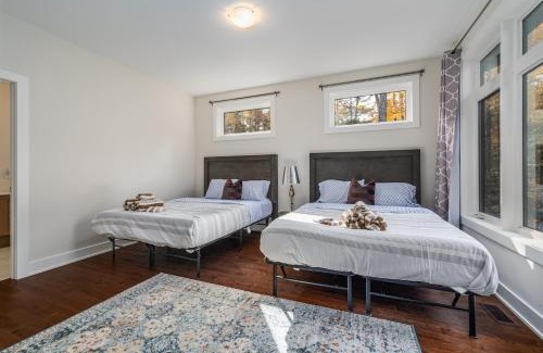 Lake of Bays House | 2200sqf Bungalow in Huntsville, Hidden Valley Ski Resort
