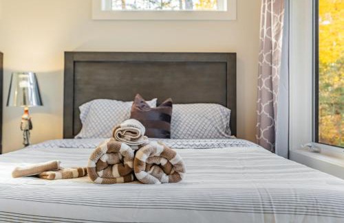 Lake of Bays House | 2200sqf Bungalow in Huntsville, Hidden Valley Ski Resort