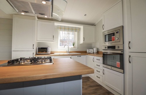 Lower Trengale Cottage | 23 MEADOW RETREAT, pet friendly, with hot tub in Dobwalls