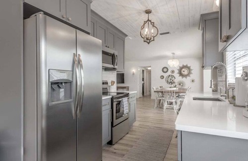 Largo House | 235 E Overbrook Drive