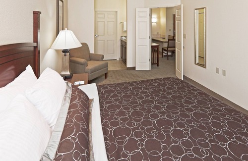 Central Oklahoma City Condo | 24 Hour Fitness Center | Free Breakfast + Heated Saltwater Pool + Hot Tub