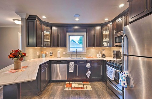 Glen Cove Apartment | 25 Mi to NYC: Walkable Long Island Apt w/Balcony