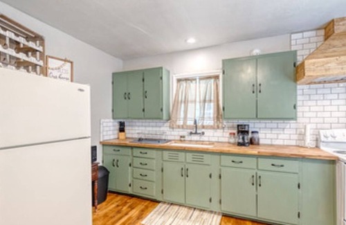 Uvalde House | 25 min to concan! Newly remodeled farmhouse in downtown Uvalde.
