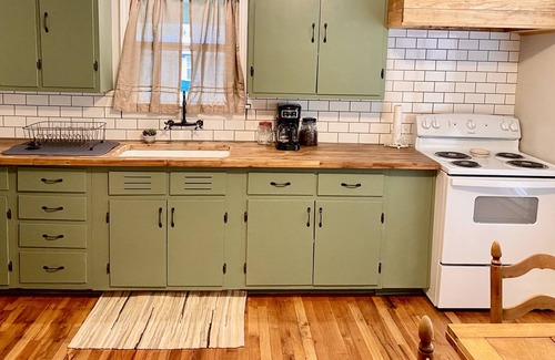 Uvalde House | 25 min to concan! Newly remodeled farmhouse in downtown Uvalde.