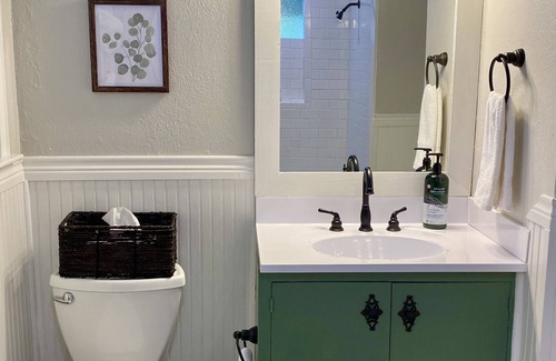 Uvalde House | 25 min to concan! Newly remodeled farmhouse in downtown Uvalde.
