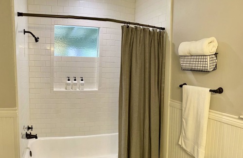 Uvalde House | 25 min to concan! Newly remodeled farmhouse in downtown Uvalde.