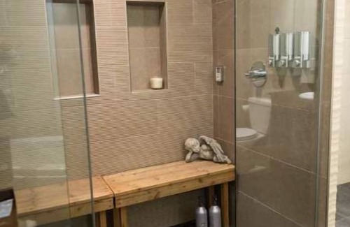 Chester Apartment | 2700’ | Waterviews | 2Levels | Walk to DT | Office