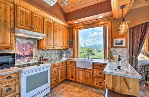 North Fork Apartment | 28 Mi to Yosemite: Lovely Mtn Cottage w/Deck!