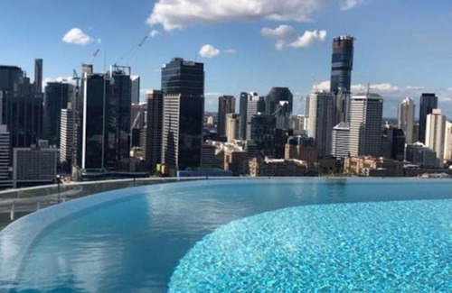 South Brisbane Apartment | 2B Appt with City View