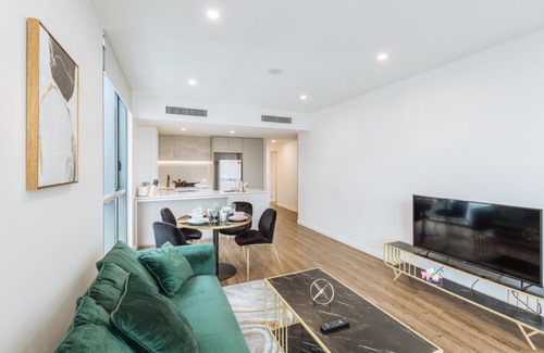 South Brisbane Apartment | 2B Appt with City View