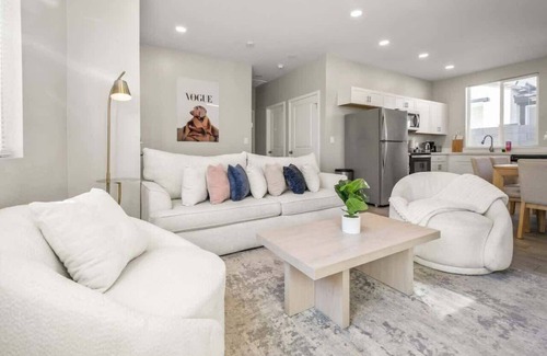 Glendale Apartment | 2B2B Paradise Pool Apartment & Park Free