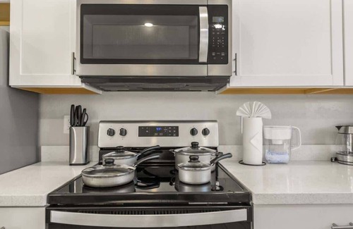 Glendale Apartment | 2B2B Paradise Pool Apartment & Park Free