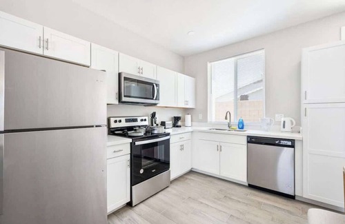 Glendale Apartment | 2B2B Paradise Pool Apartment & Park Free