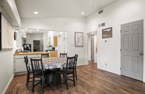 Flagstaff House | 2bd/2ba, with A/C near Dntn, Trails, NAU & Hwy to Canyon