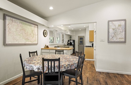 Flagstaff House | 2bd/2ba, with A/C near Dntn, Trails, NAU & Hwy to Canyon