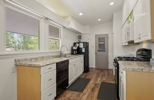 Flagstaff House | 2bd/2ba, with A/C near Dntn, Trails, NAU & Hwy to Canyon