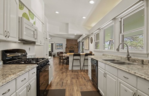 Flagstaff House | 2bd/2ba, with A/C near Dntn, Trails, NAU & Hwy to Canyon