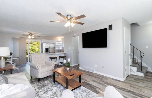 Urbandale Apartment | 2BD/Extended Stay/Washer&Dryer/Work Station
