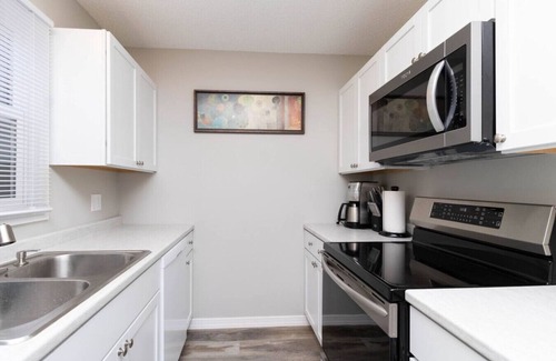 Urbandale Apartment | 2BD/Extended Stay/Washer&Dryer/Work Station