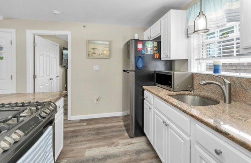 Hampton Condo | 2BD Island Section Gem Pet Friendly Walk to Sand Weekly Discount