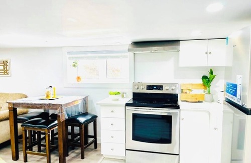 Walkerville Apartment | 2bd room; private; in-unit laundry; free street parking; walkerville lower appt